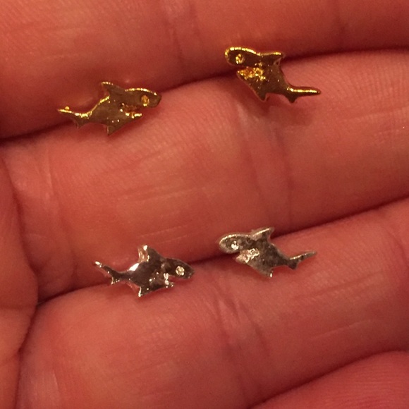 🦈 Cute little dainty shark stud earrings in gold or silver 🦈 - Picture 2 of 4